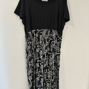 Chic Black and White Paisley Maxi Dress